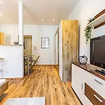 Cozy + Trendy By Jr City Apartments